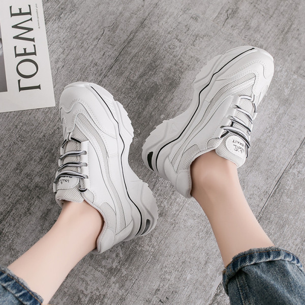 Kareda talla ja paeltega valged vabaaja naiste tossud