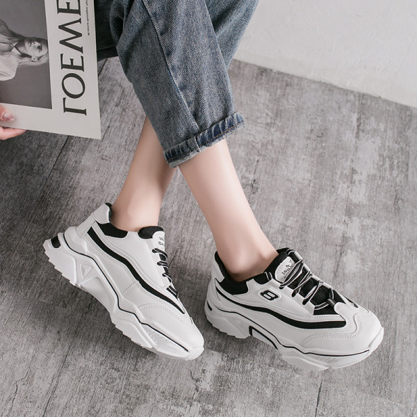 Kareda talla ja paeltega valged vabaaja naiste tossud