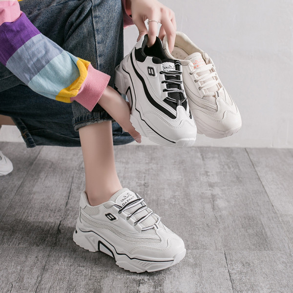 Kareda talla ja paeltega valged vabaaja naiste tossud