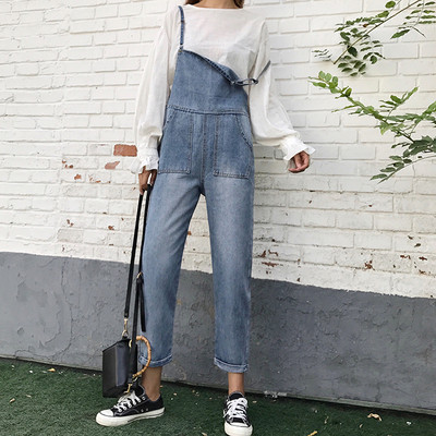 Õhukeste rihmade ja taskutega vabaaja teksakombinesoon