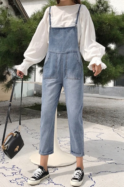 Õhukeste rihmade ja taskutega vabaaja teksakombinesoon