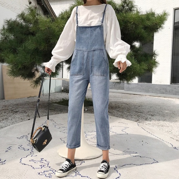 Õhukeste rihmade ja taskutega vabaaja teksakombinesoon