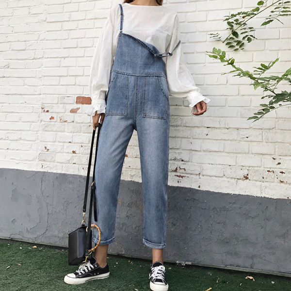 Õhukeste rihmade ja taskutega vabaaja teksakombinesoon