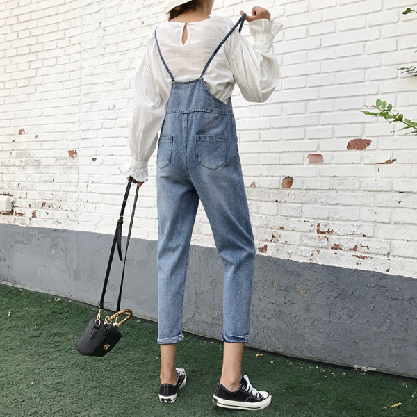 Õhukeste rihmade ja taskutega vabaaja teksakombinesoon