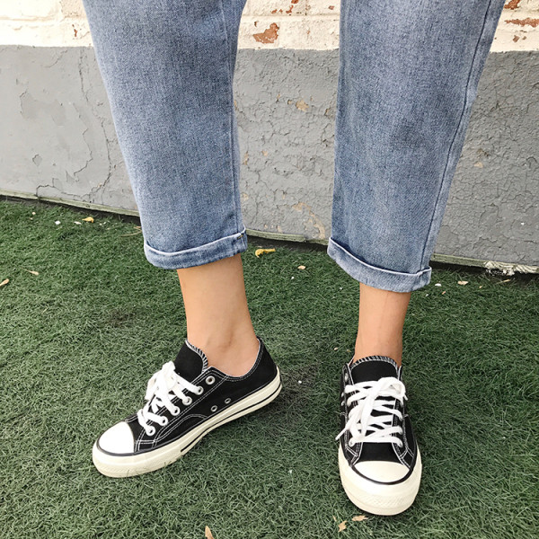 Õhukeste rihmade ja taskutega vabaaja teksakombinesoon