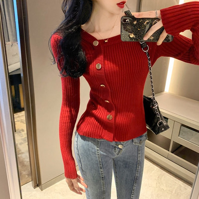 Modern női blúz ejtett ujjakkal, fém elemekkel