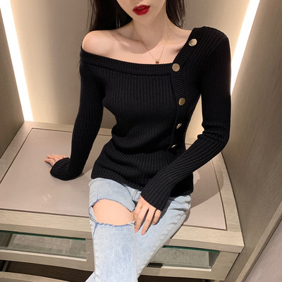 Modern női blúz ejtett ujjakkal, fém elemekkel