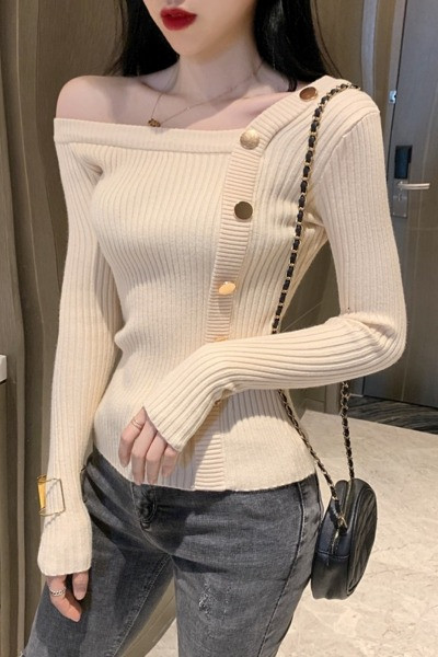 Modern női blúz ejtett ujjakkal, fém elemekkel