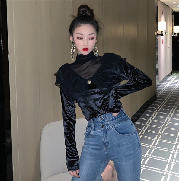 Fekete bársony női blúz békával és magas gallérral