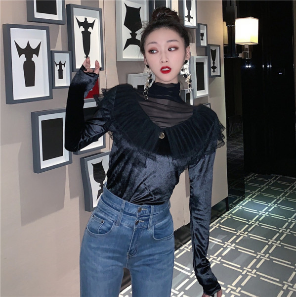 Fekete bársony női blúz békával és magas gallérral