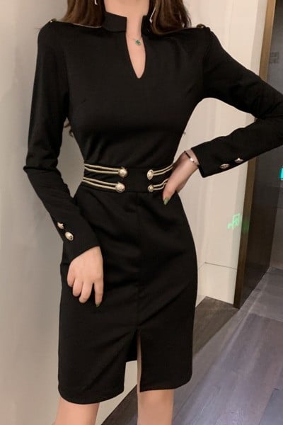 Stiilne lõhiku ja metallelementidega naiste kleit