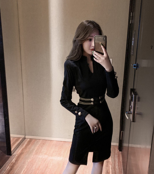 Stiilne lõhiku ja metallelementidega naiste kleit