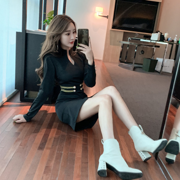 Stiilne lõhiku ja metallelementidega naiste kleit