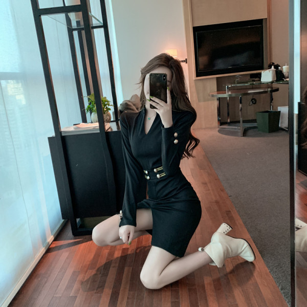 Stiilne lõhiku ja metallelementidega naiste kleit