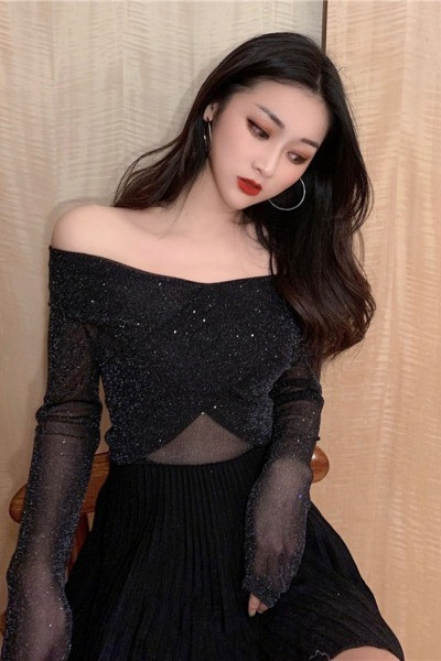 Naiste võrgust pluus, millel on langenud varrukad ja litrid