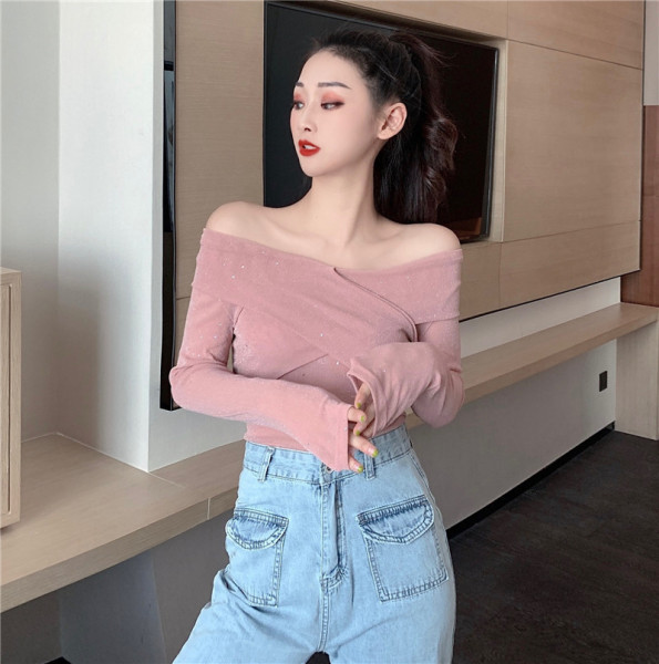 Naiste võrgust pluus, millel on langenud varrukad ja litrid