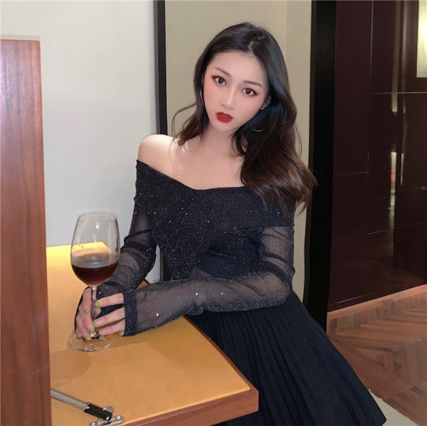 Naiste võrgust pluus, millel on langenud varrukad ja litrid