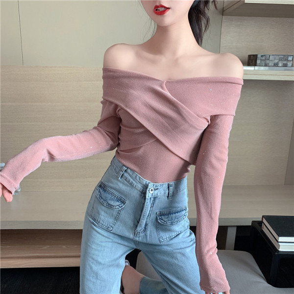 Naiste võrgust pluus, millel on langenud varrukad ja litrid