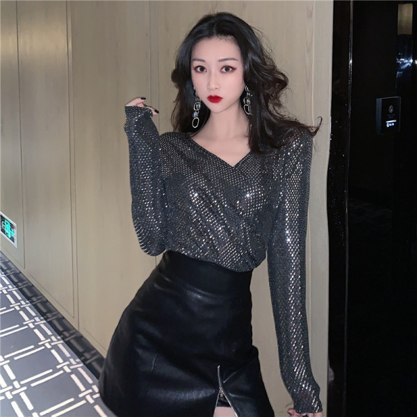 Modern női blúz flitterekkel és spitz nyakkivágással