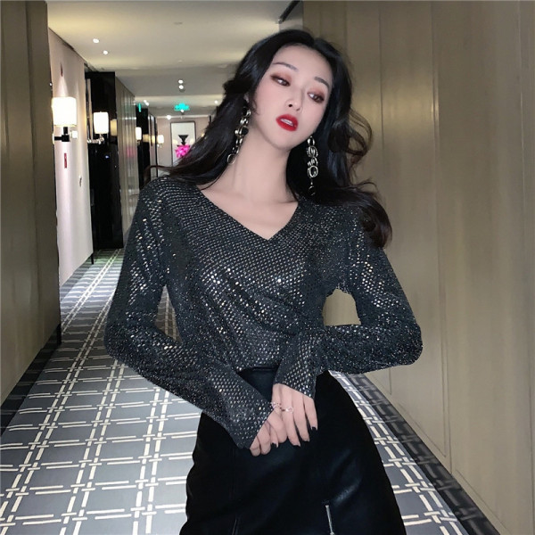 Modern női blúz flitterekkel és spitz nyakkivágással