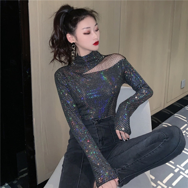 Moodne naiste litrite ja kõrge kraega pluus