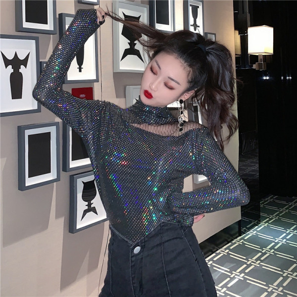 Moodne naiste litrite ja kõrge kraega pluus