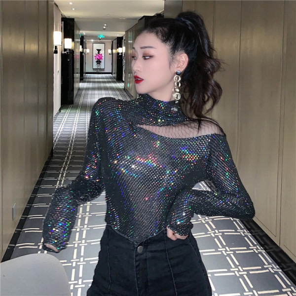 Moodne naiste litrite ja kõrge kraega pluus