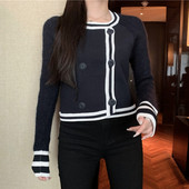 Tavaszi női mellény ovális nyakkivágással és gombokkal