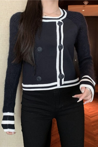 Tavaszi női mellény ovális nyakkivágással és gombokkal