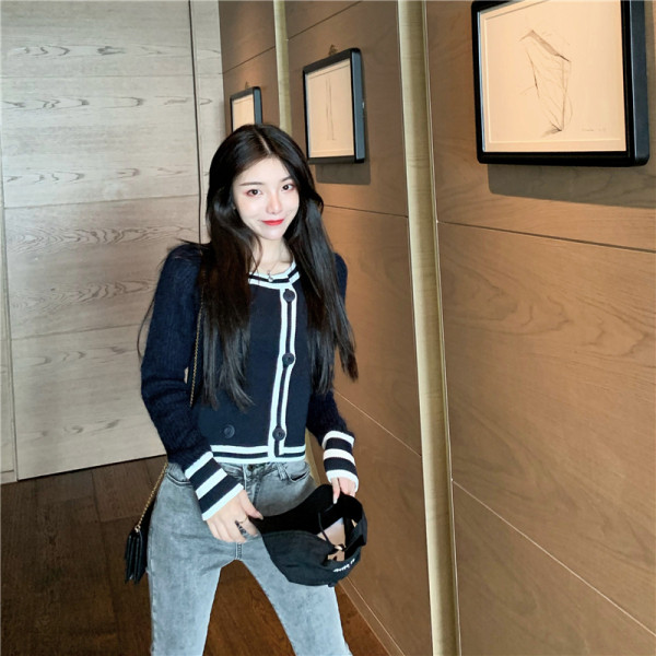 Tavaszi női mellény ovális nyakkivágással és gombokkal