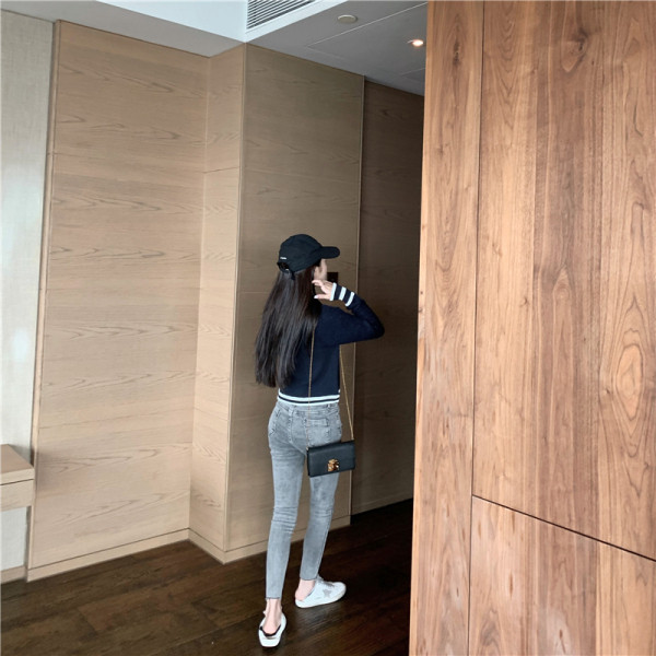 Tavaszi női mellény ovális nyakkivágással és gombokkal