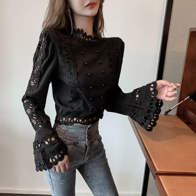 Stiilne naiste lootosevarrukate ja pärlitega pluus