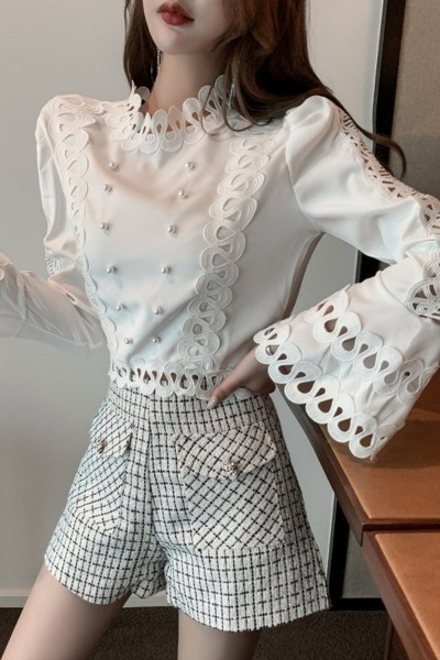 Stiilne naiste lootosevarrukate ja pärlitega pluus