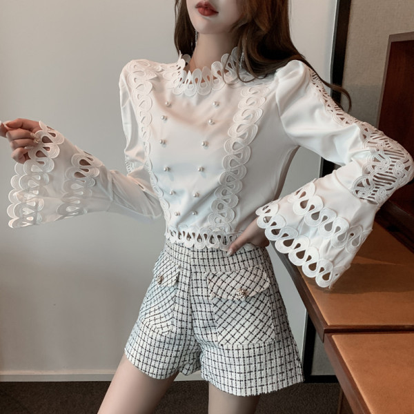 Stiilne naiste lootosevarrukate ja pärlitega pluus