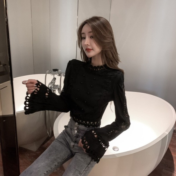 Stiilne naiste lootosevarrukate ja pärlitega pluus