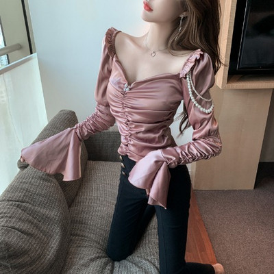 Elegantne naiste satiinist lootosevarrukate ja pärlitega pluus