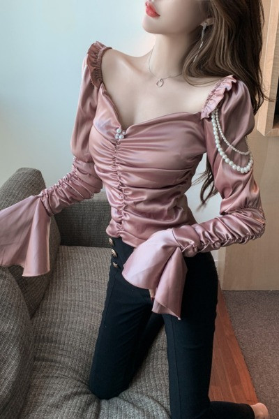 Elegantne naiste satiinist lootosevarrukate ja pärlitega pluus