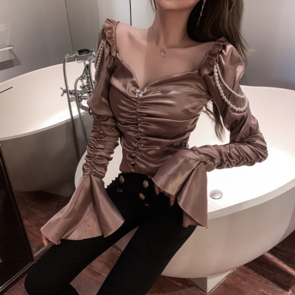 Elegantne naiste satiinist lootosevarrukate ja pärlitega pluus