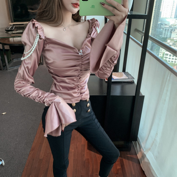 Elegantne naiste satiinist lootosevarrukate ja pärlitega pluus