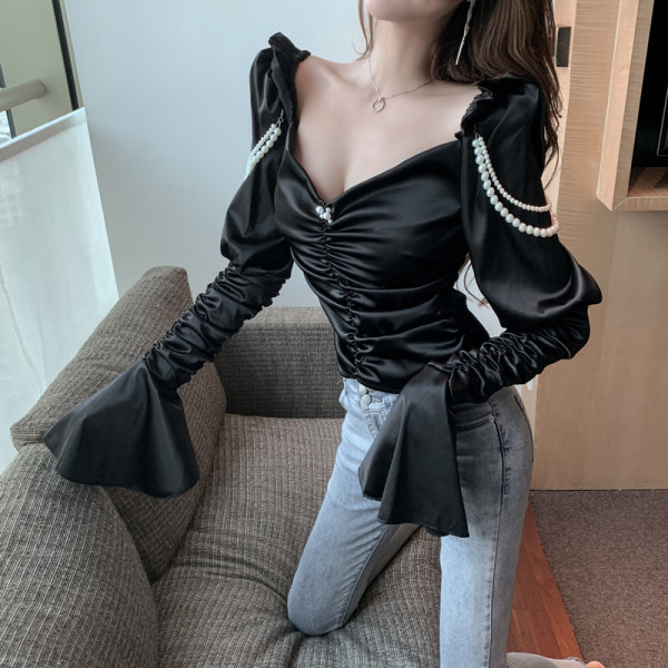 Elegantne naiste satiinist lootosevarrukate ja pärlitega pluus