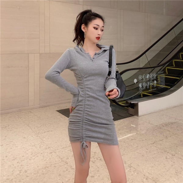 Női sportruha kapucnival és nyakkendővel