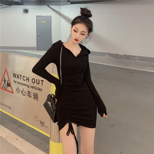 Női sportruha kapucnival és nyakkendővel