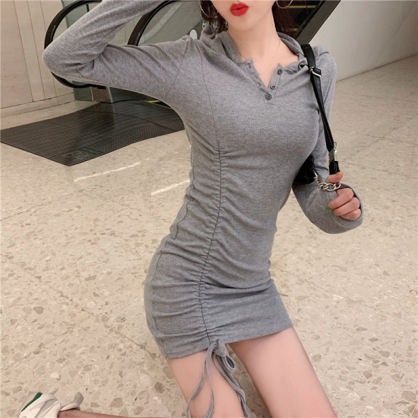 Női sportruha kapucnival és nyakkendővel