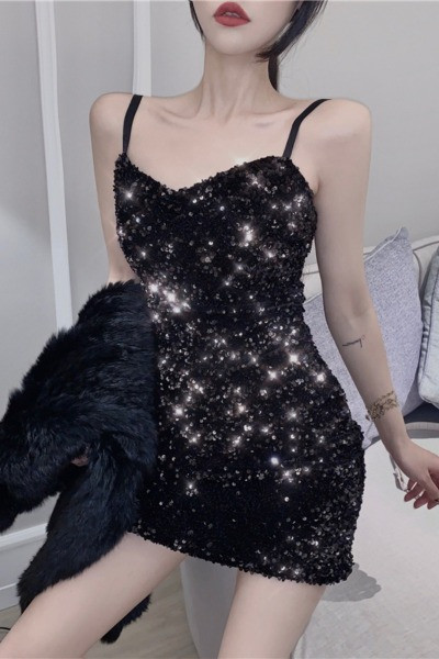 Вталена дамска рокля с пайети и шпиц деколте