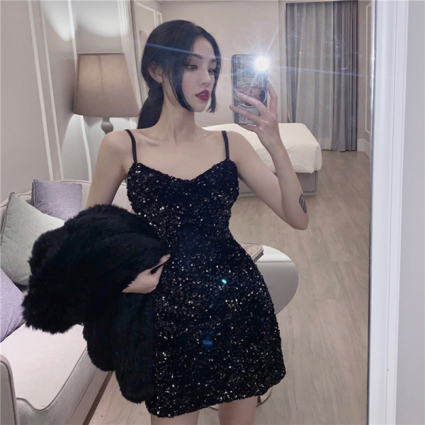 Вталена дамска рокля с пайети и шпиц деколте