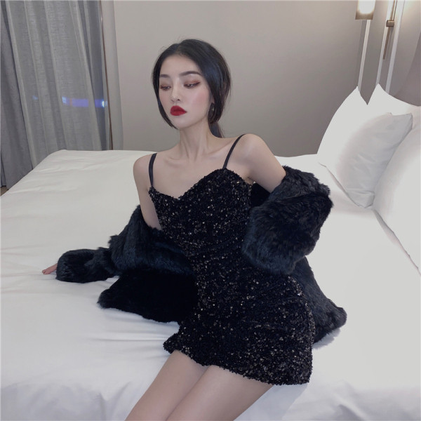 Вталена дамска рокля с пайети и шпиц деколте