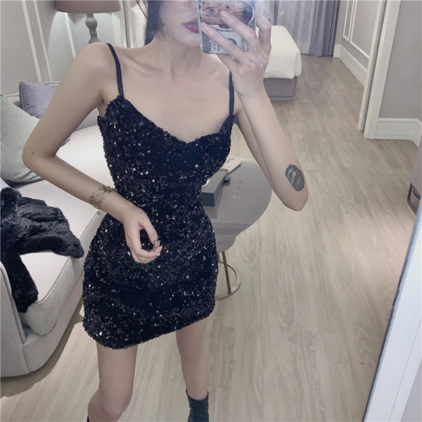 Вталена дамска рокля с пайети и шпиц деколте