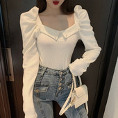 Retro női blúz puffos ujjakkal és gyöngyökkel