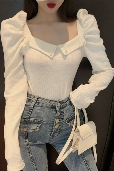 Retro női blúz puffos ujjakkal és gyöngyökkel