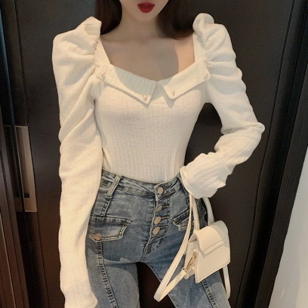 Retro női blúz puffos ujjakkal és gyöngyökkel